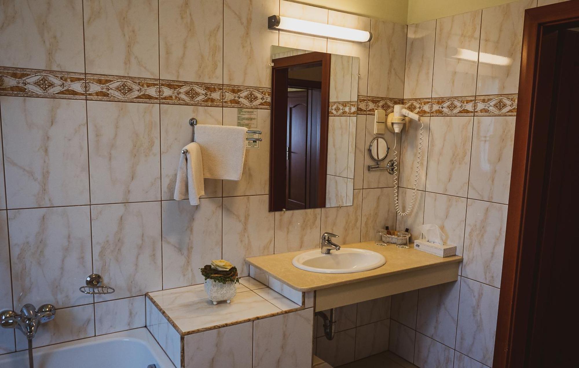 Hetkuti Wellness Hotel Mór المظهر الخارجي الصورة