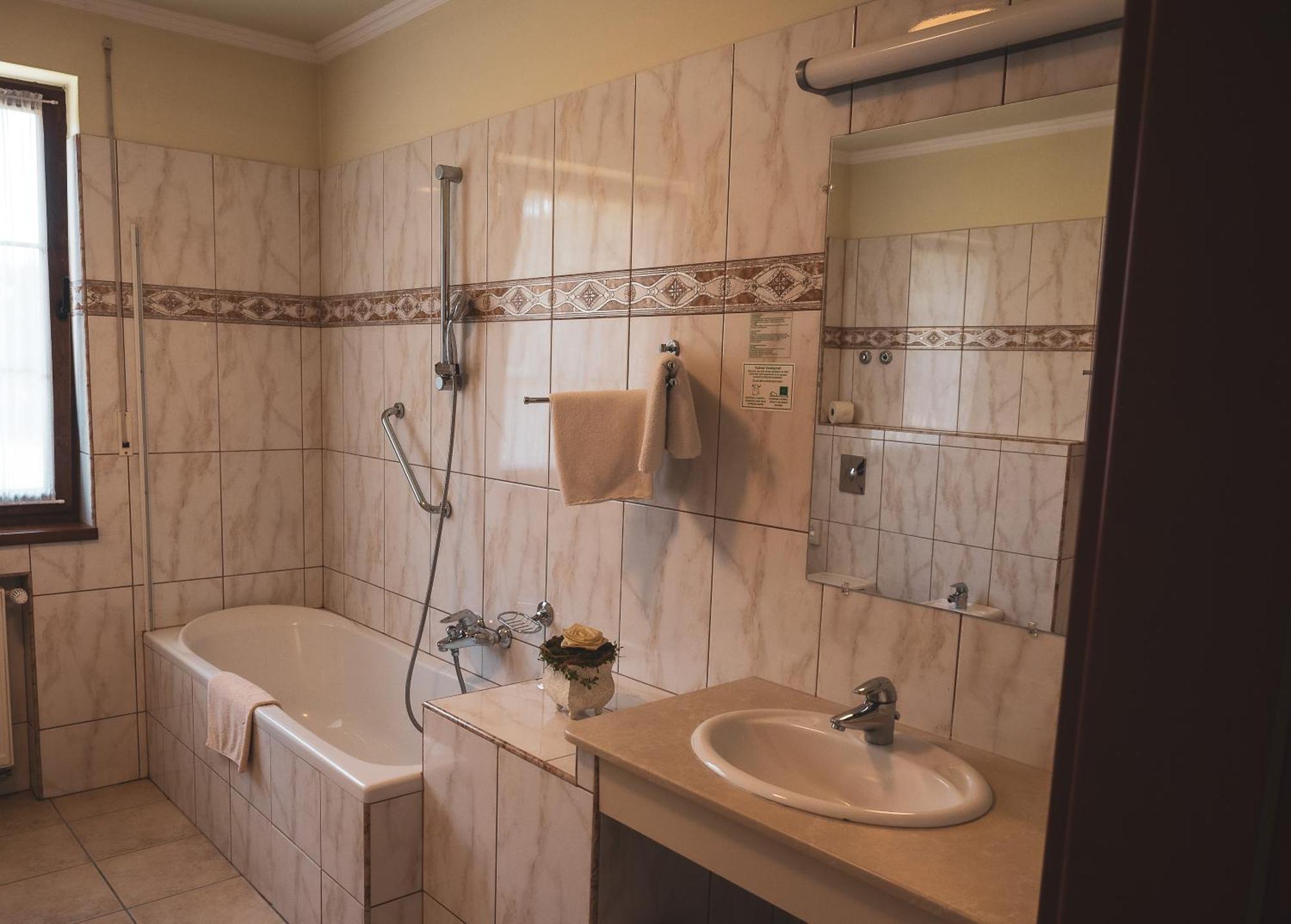Hetkuti Wellness Hotel Mór المظهر الخارجي الصورة