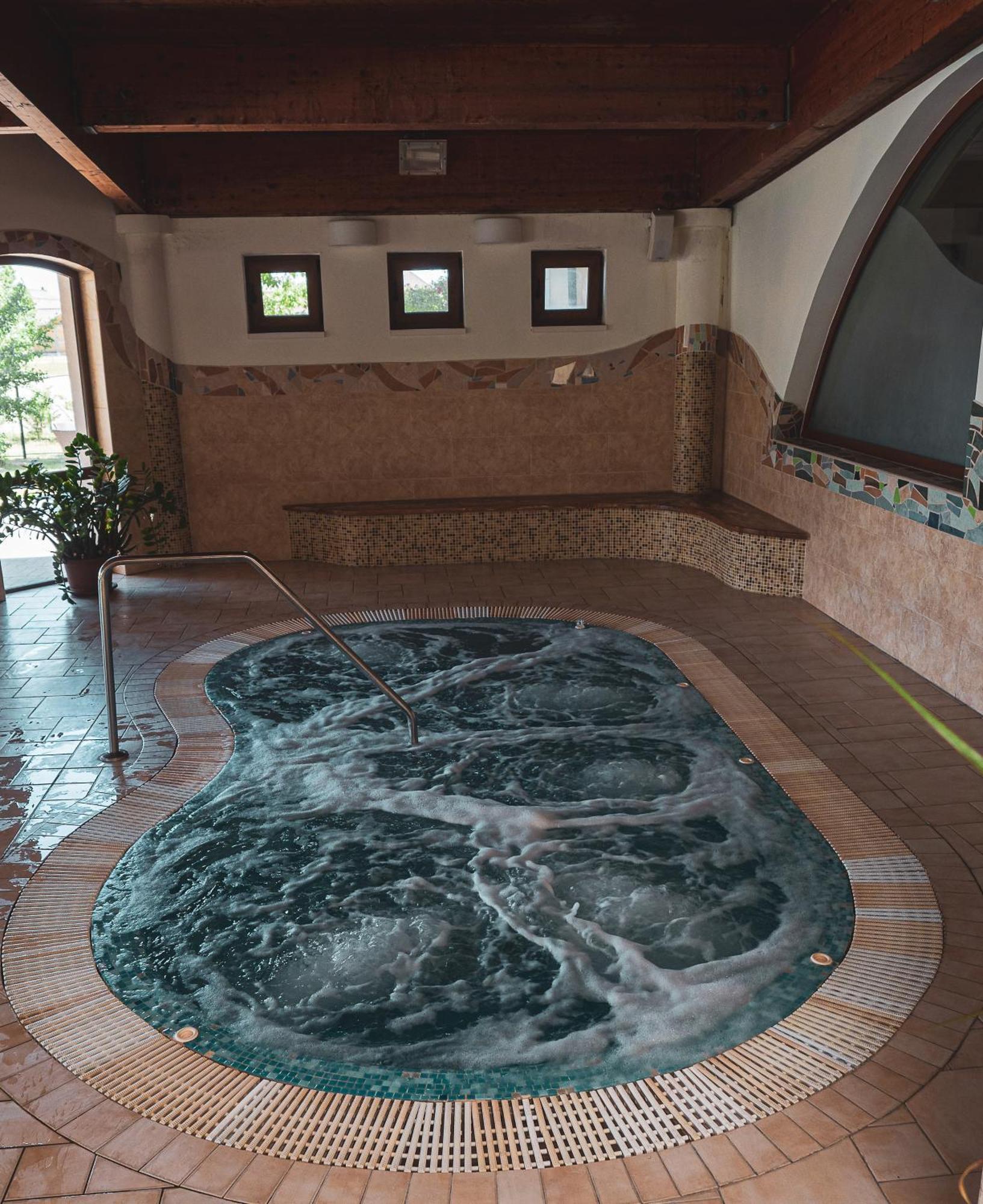 Hetkuti Wellness Hotel Mór المظهر الخارجي الصورة